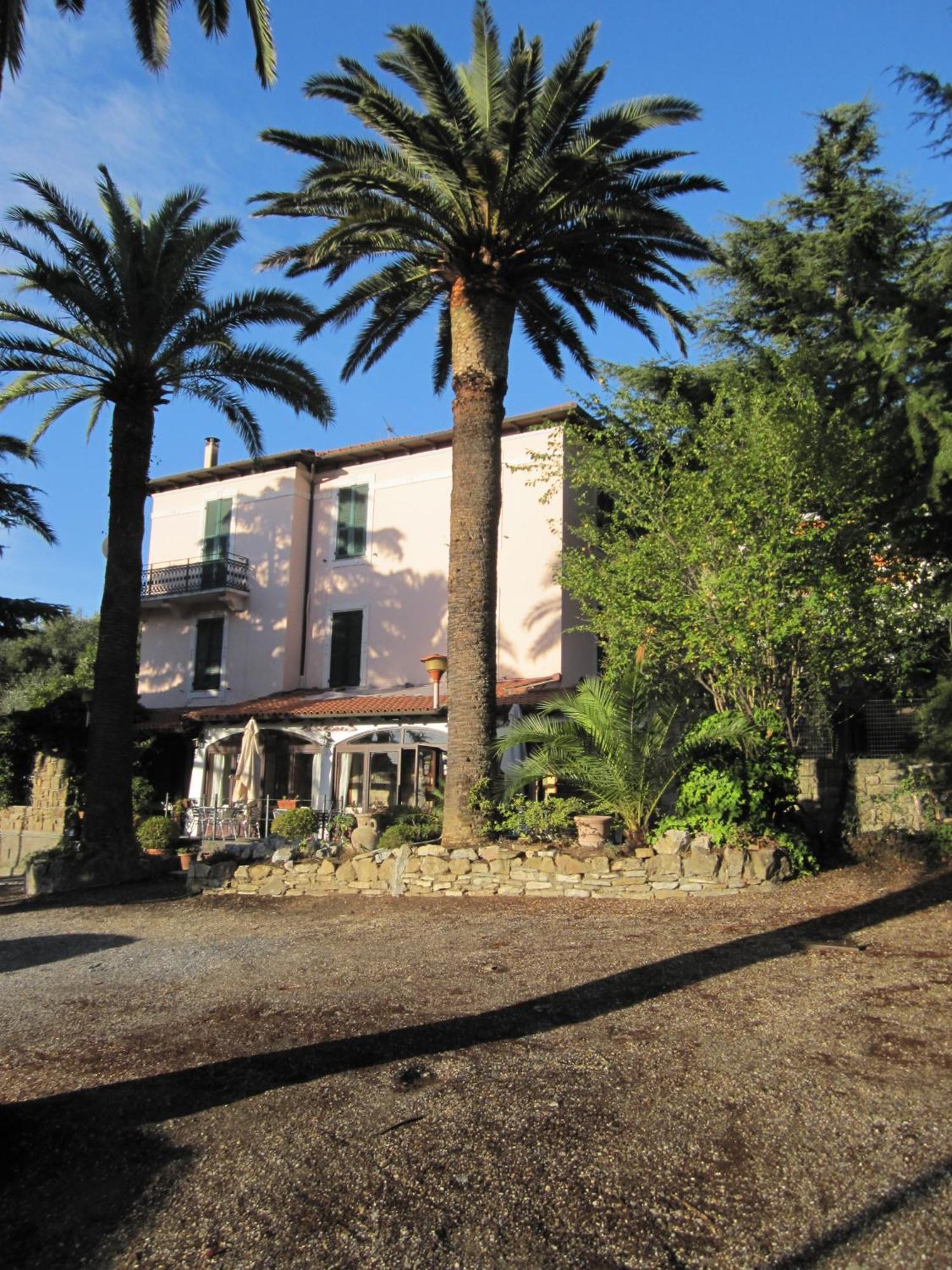 Hotel Ristorante Il Caminetto Diano Marina Exterior photo